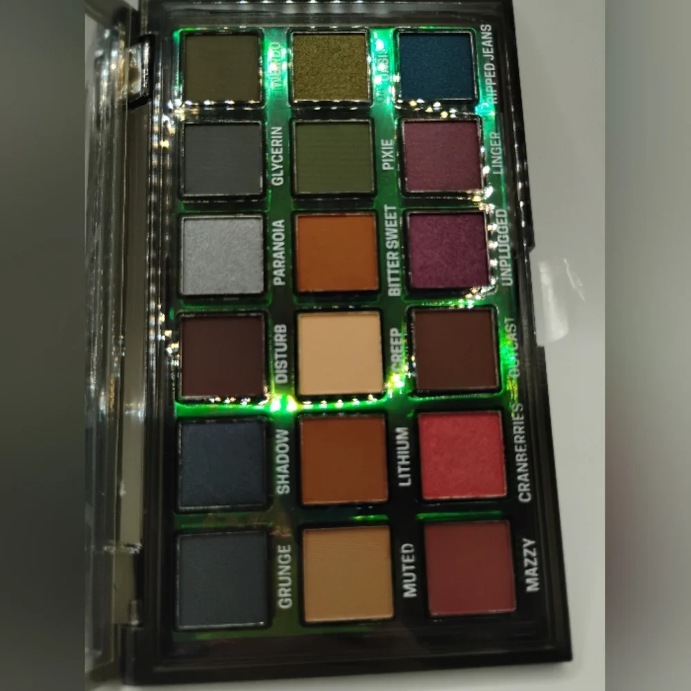 CITY COLOR GRUNGE 18 Color Eyeshadow Palette With Mirror & Holographic Case